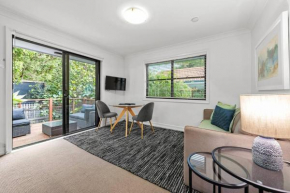 Noble House ~ Fully Self-Contained Guest Suite - 2 Bed/1Bath/1Car~Parklands + Transport